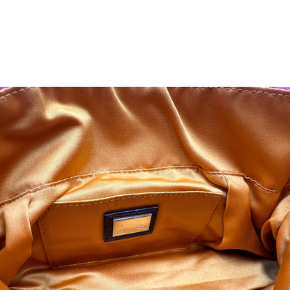 interno Borsa Fendi in maglia rosa crochet con parti metalliche dorate; munita di un manico singolo in pelle marrone. Completa di dustbag, di lusso, usata, ottime condizioni. 