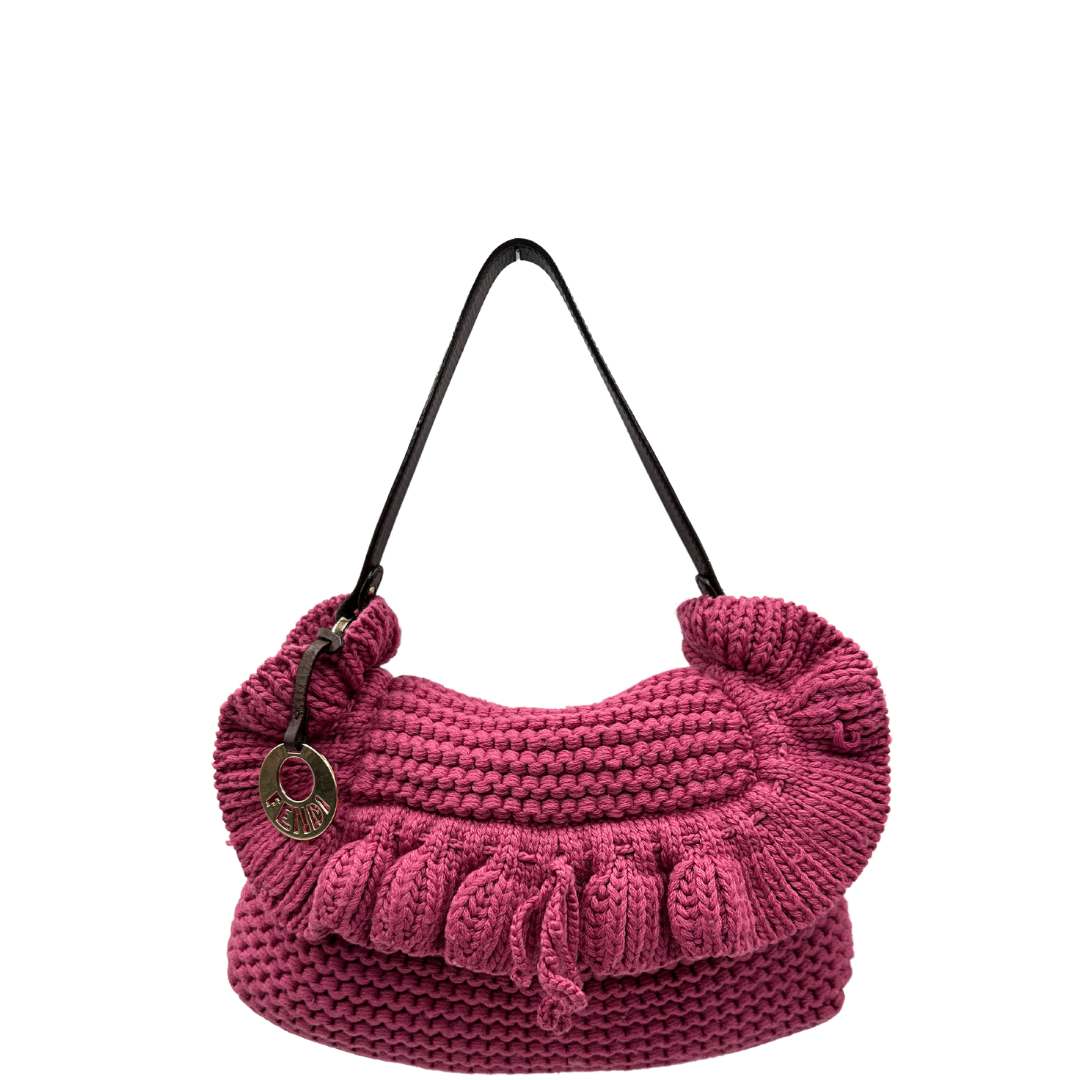 front Borsa Fendi in maglia rosa crochet con parti metalliche dorate; munita di un manico singolo in pelle marrone. Completa di dustbag, di lusso, usata, ottime condizioni. 