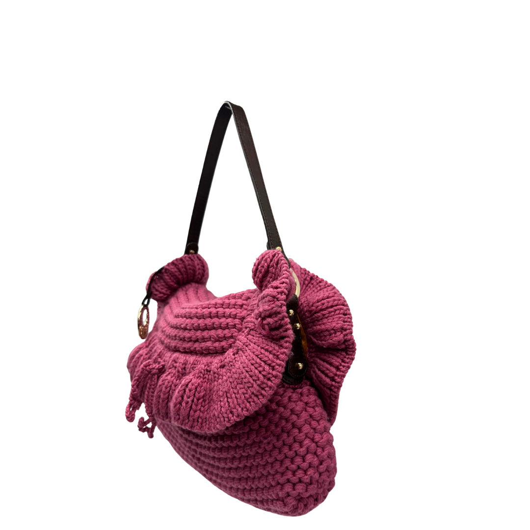 lato Borsa Fendi in maglia rosa crochet con parti metalliche dorate; munita di un manico singolo in pelle marrone. Completa di dustbag, di lusso, usata, ottime condizioni. 