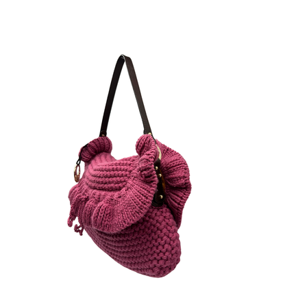 lato Borsa Fendi in maglia rosa crochet con parti metalliche dorate; munita di un manico singolo in pelle marrone. Completa di dustbag, di lusso, usata, ottime condizioni. 