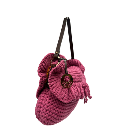 lato Borsa Fendi in maglia rosa crochet con parti metalliche dorate; munita di un manico singolo in pelle marrone. Completa di dustbag, di lusso, usata, ottime condizioni. 