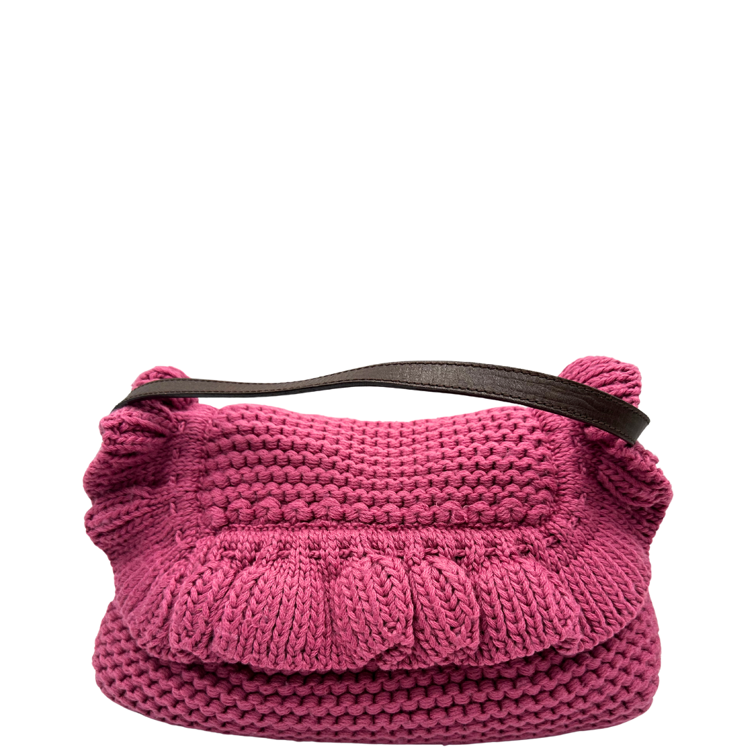 Borsa Fendi in maglia rosa crochet con parti metalliche dorate; munita di un manico singolo in pelle marrone. Completa di dustbag, di lusso, usata, ottime condizioni. 