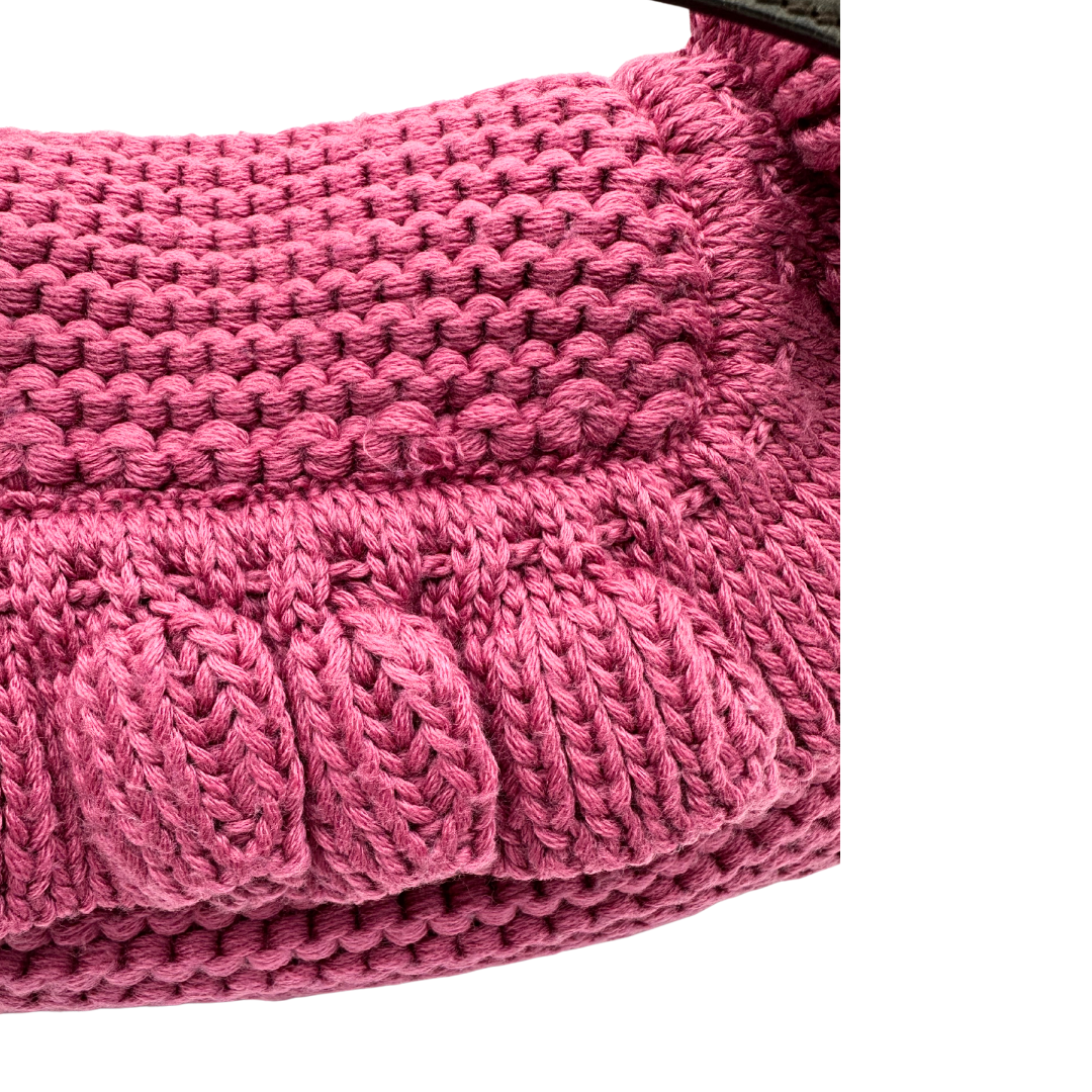 Borsa Fendi in maglia rosa crochet con parti metalliche dorate; munita di un manico singolo in pelle marrone. Completa di dustbag, di lusso, usata, ottime condizioni. 