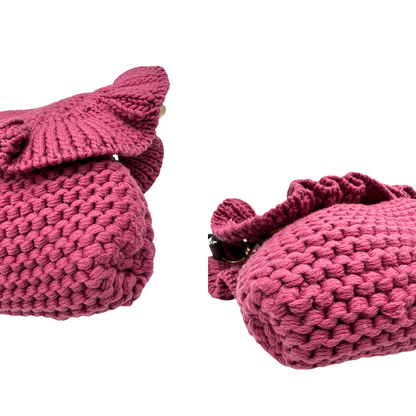 angoli Borsa Fendi in maglia rosa crochet con parti metalliche dorate; munita di un manico singolo in pelle marrone. Completa di dustbag, di lusso, usata, ottime condizioni. 