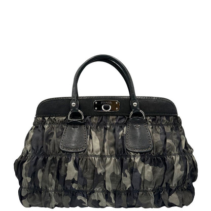 Front di una Borsa Prada in tessuto nylon goffrato trama camouflage nelle tonlità del verde, finiture in pelle nere e inserti metallici argentati; dotata di doppi manici stondati. Completa di dustbag. Originale, usata, di lusso, in ottime condizioni.