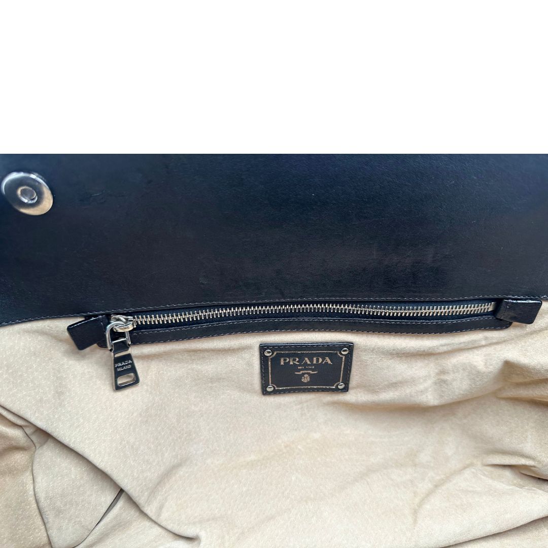 Tasca interna di Borsa Prada in tessuto nylon goffrato trama camouflage nelle tonlità del verde, finiture in pelle nere e inserti metallici argentati; dotata di doppi manici stondati. Completa di dustbag. Originale, usata, di lusso, in ottime condizioni.