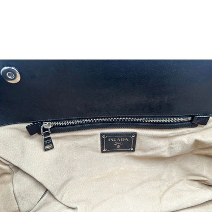 Tasca interna di Borsa Prada in tessuto nylon goffrato trama camouflage nelle tonlità del verde, finiture in pelle nere e inserti metallici argentati; dotata di doppi manici stondati. Completa di dustbag. Originale, usata, di lusso, in ottime condizioni.