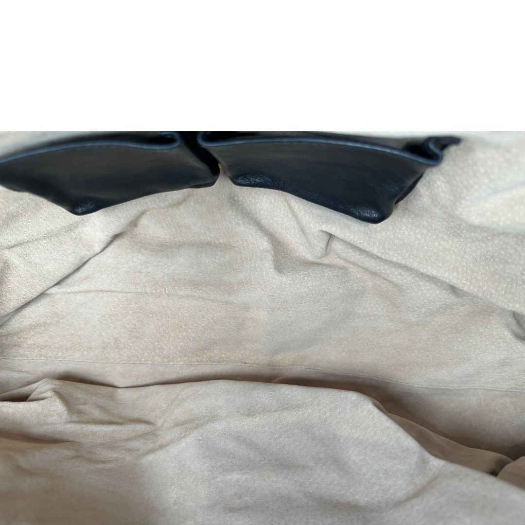 Interno di una Borsa Prada in tessuto nylon goffrato trama camouflage nelle tonlità del verde, finiture in pelle nere e inserti metallici argentati; dotata di doppi manici stondati. Completa di dustbag. Originale, usata, di lusso, in ottime condizioni.