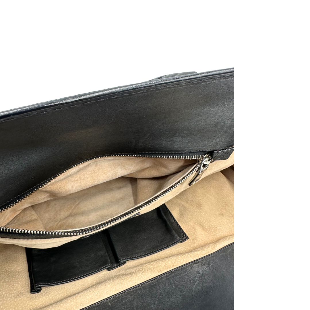 Tasa interna di una Borsa Prada in tessuto nylon goffrato trama camouflage nelle tonlità del verde, finiture in pelle nere e inserti metallici argentati; dotata di doppi manici stondati. Completa di dustbag. Originale, usata, di lusso, in ottime condizioni.