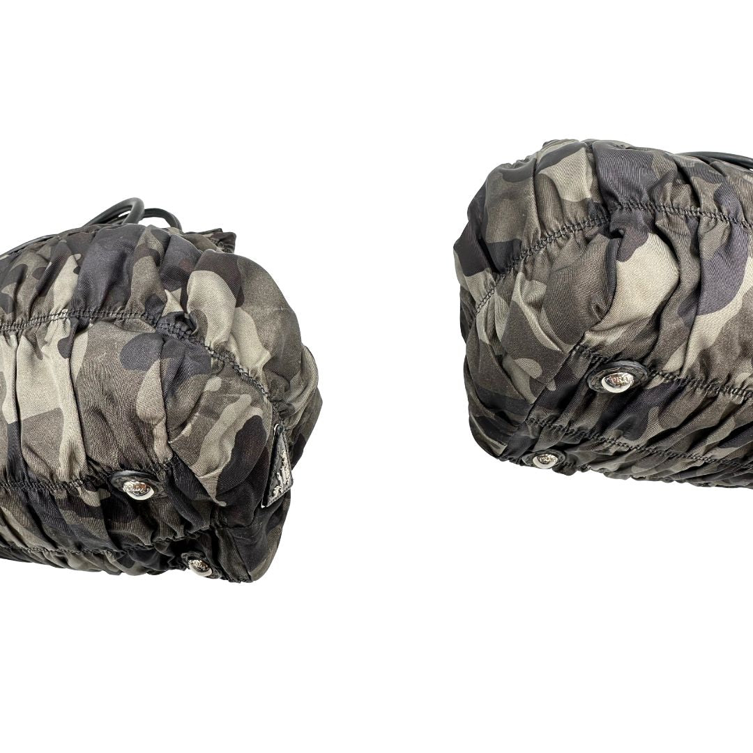Angoli di una Borsa Prada in tessuto nylon goffrato trama camouflage nelle tonlità del verde, finiture in pelle nere e inserti metallici argentati; dotata di doppi manici stondati. Completa di dustbag. Originale, usata, di lusso, in ottime condizioni.