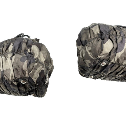 Angoli di una Borsa Prada in tessuto nylon goffrato trama camouflage nelle tonlità del verde, finiture in pelle nere e inserti metallici argentati; dotata di doppi manici stondati. Completa di dustbag. Originale, usata, di lusso, in ottime condizioni.