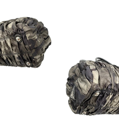 Angoli di una Borsa Prada in tessuto nylon goffrato trama camouflage nelle tonlità del verde, finiture in pelle nere e inserti metallici argentati; dotata di doppi manici stondati. Completa di dustbag. Originale, usata, di lusso, in ottime condizioni.