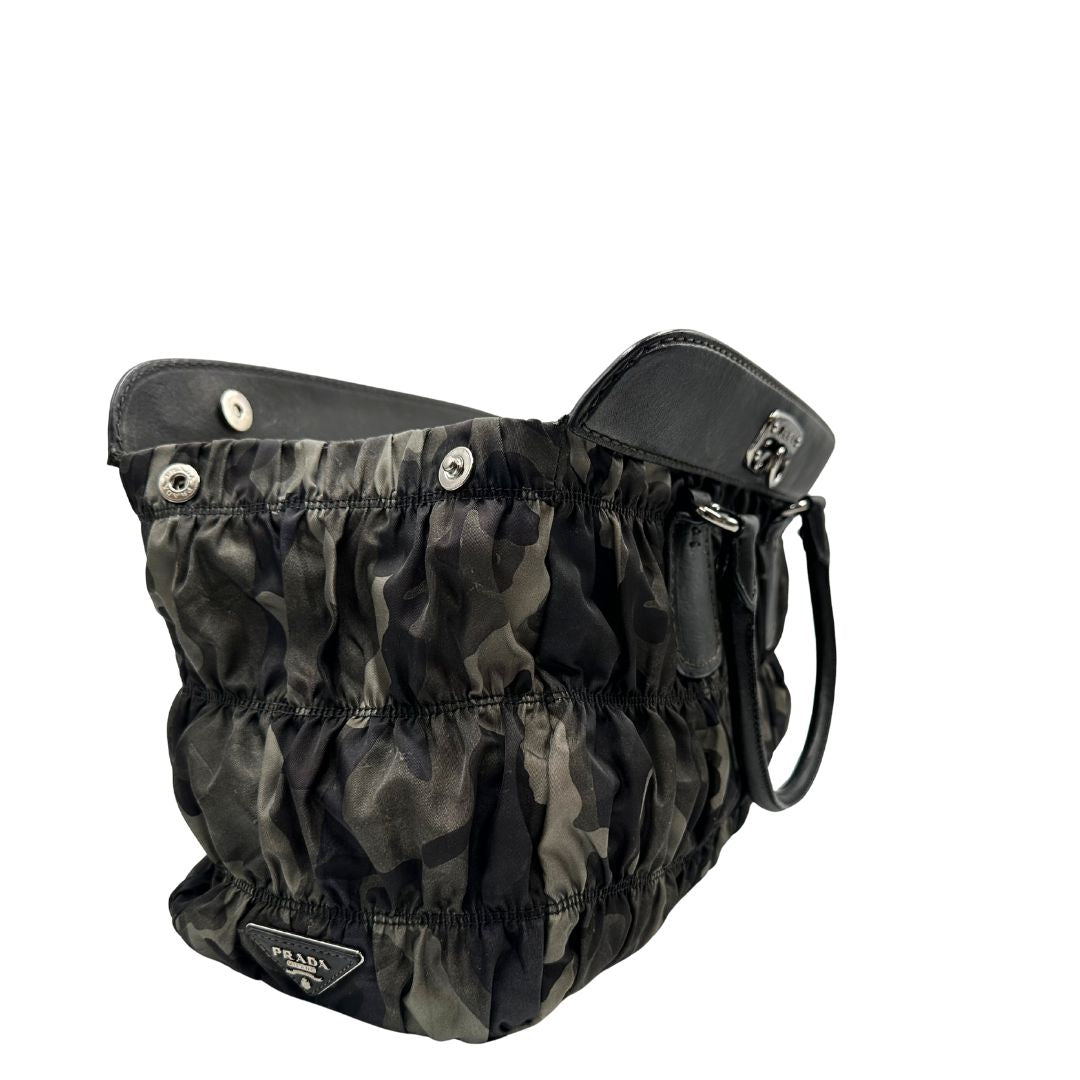 Borsa Prada in tessuto nylon goffrato trama camouflage nelle tonlità del verde, finiture in pelle nere e inserti metallici argentati; dotata di doppi manici stondati. Completa di dustbag. Originale, usata, di lusso, in ottime condizioni.