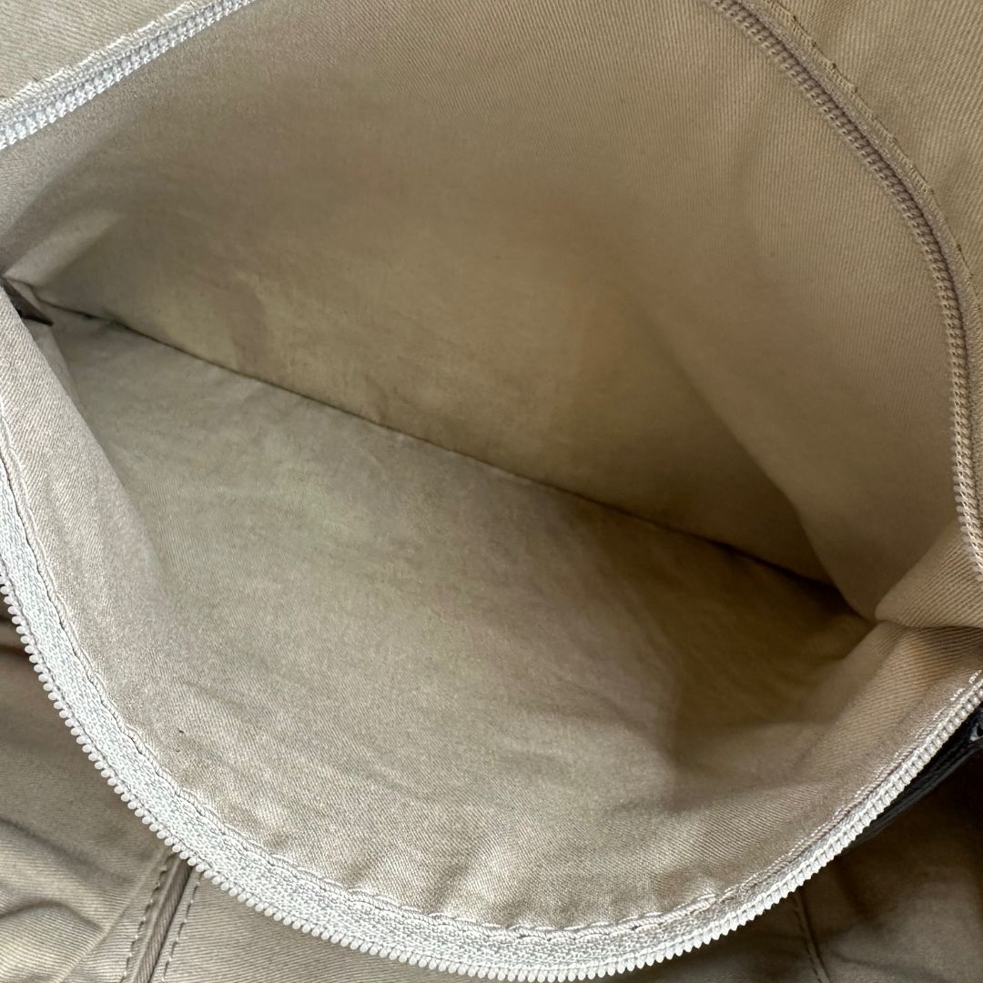 interno della  Borsa Givenchy in pelle lucida bordeaux effetto invecchiato con parti metalliche argentate; munita di doppi manici e un manico singolo in tessuto e pelle, di lusso, originale, ottime condizioni, usata. 