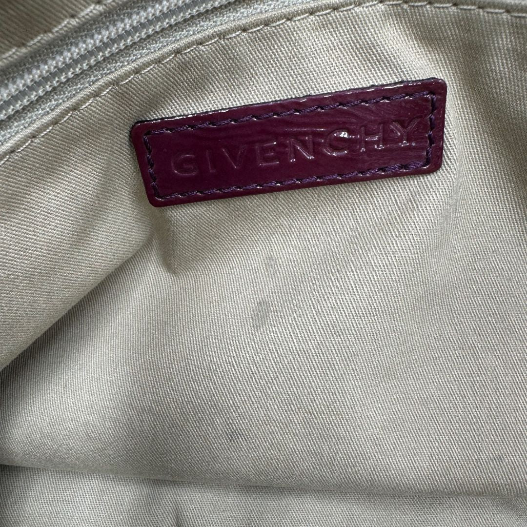 interno della  Borsa Givenchy in pelle lucida bordeaux effetto invecchiato con parti metalliche argentate; munita di doppi manici e un manico singolo in tessuto e pelle, di lusso, originale, ottime condizioni, usata. 