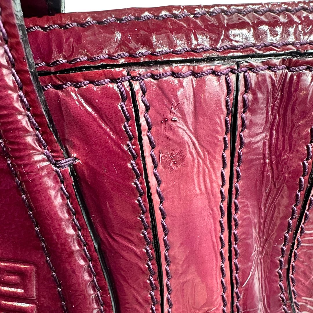 Borsa Givenchy in pelle lucida bordeaux effetto invecchiato con parti metalliche argentate; munita di doppi manici e un manico singolo in tessuto e pelle, di lusso, originale, ottime condizioni, usata. 