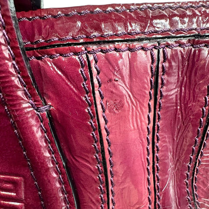  Borsa Givenchy in pelle lucida bordeaux effetto invecchiato con parti metalliche argentate; munita di doppi manici e un manico singolo in tessuto e pelle, di lusso, originale, ottime condizioni, usata. 