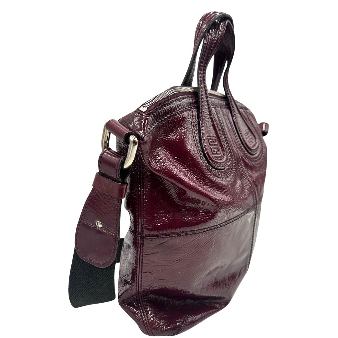 lato  Borsa Givenchy in pelle lucida bordeaux effetto invecchiato con parti metalliche argentate; munita di doppi manici e un manico singolo in tessuto e pelle, di lusso, originale, ottime condizioni, usata. 