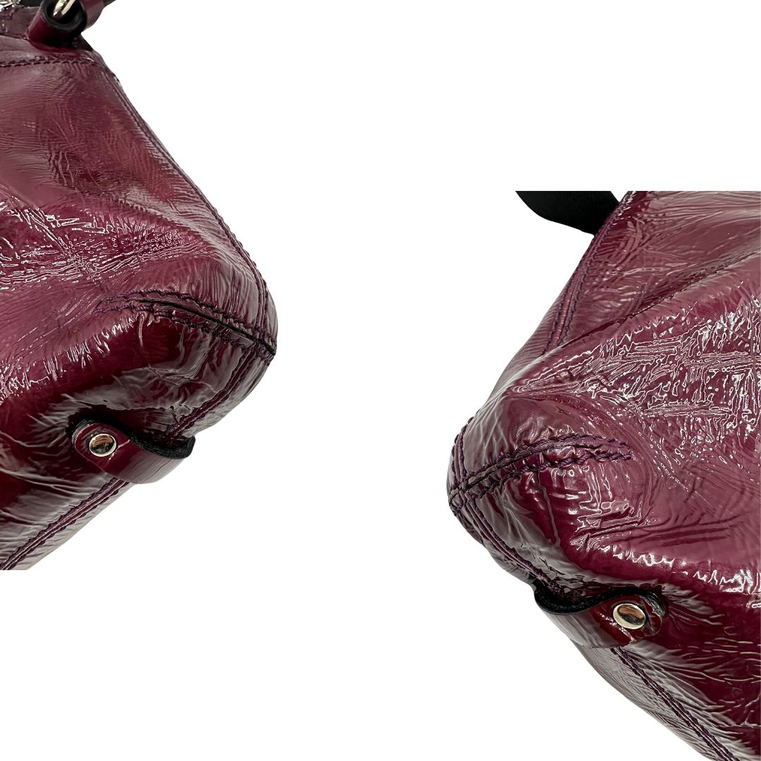 angoli  Borsa Givenchy in pelle lucida bordeaux effetto invecchiato con parti metalliche argentate; munita di doppi manici e un manico singolo in tessuto e pelle, di lusso, originale, ottime condizioni, usata. 