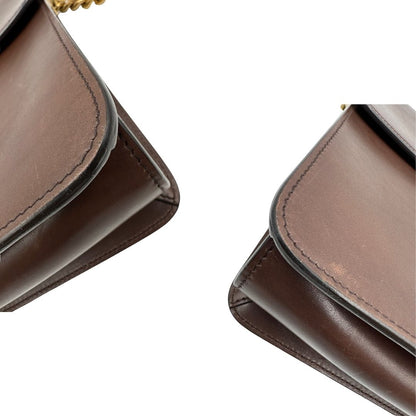 angoli  Borsa Gucci in pelle marrone con parti metalliche dorate, impreziosita da striscia Web verde e rossa. Munita di un manico singolo in catena e pelle, indossabile a spalla, di lusso, originale, ottime condizioni. 