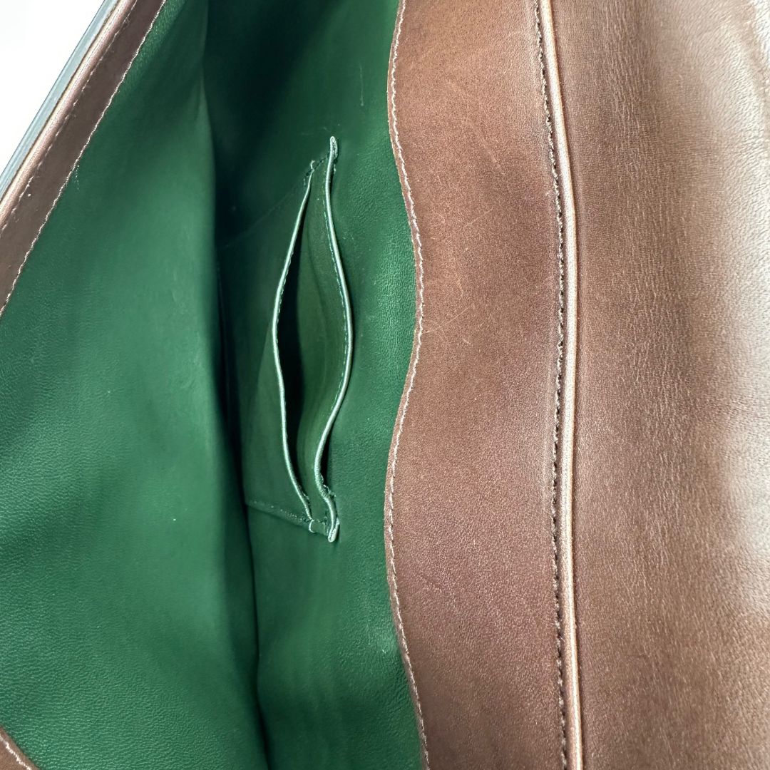 interno  Borsa Gucci in pelle marrone con parti metalliche dorate, impreziosita da striscia Web verde e rossa. Munita di un manico singolo in catena e pelle, indossabile a spalla, di lusso, originale, ottime condizioni. 