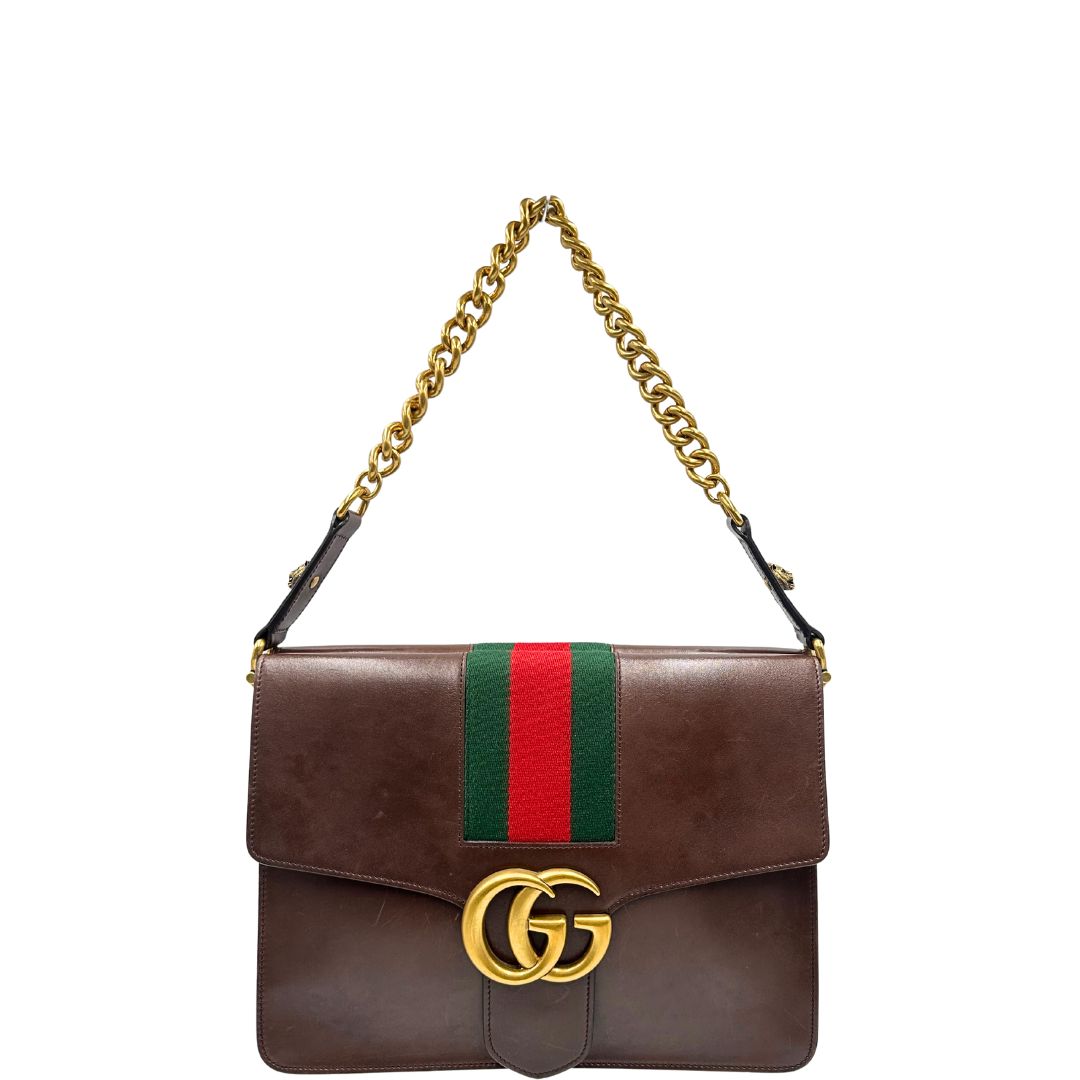 front  Borsa Gucci in pelle marrone con parti metalliche dorate, impreziosita da striscia Web verde e rossa. Munita di un manico singolo in catena e pelle, indossabile a spalla, di lusso, originale, ottime condizioni. 