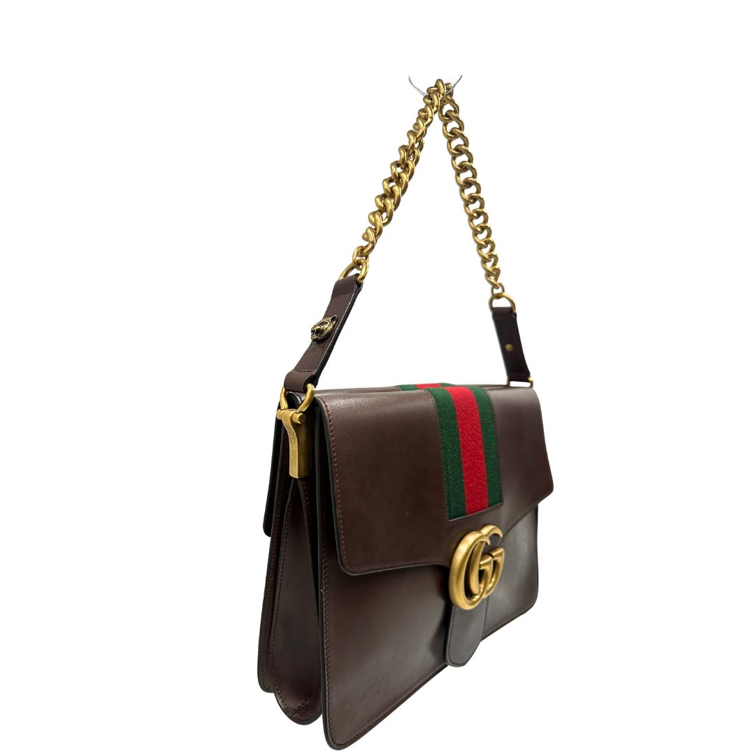lato  Borsa Gucci in pelle marrone con parti metalliche dorate, impreziosita da striscia Web verde e rossa. Munita di un manico singolo in catena e pelle, indossabile a spalla, di lusso, originale, ottime condizioni. 