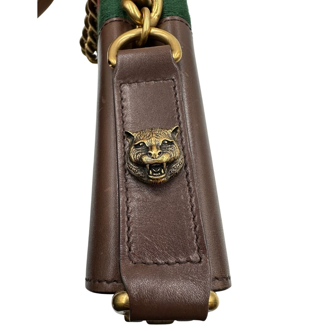  Borsa Gucci in pelle marrone con parti metalliche dorate, impreziosita da striscia Web verde e rossa. Munita di un manico singolo in catena e pelle, indossabile a spalla, di lusso, originale, ottime condizioni. 