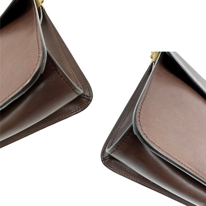 angoli  Borsa Gucci in pelle marrone con parti metalliche dorate, impreziosita da striscia Web verde e rossa. Munita di un manico singolo in catena e pelle, indossabile a spalla, di lusso, originale, ottime condizioni. 