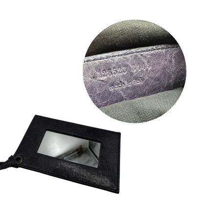 Codice di una Borsa Balenciaga in pelle viola scuro effetto invecchiato con parti metalliche ottone anticato, munita di doppi manici con dettaglio intreccio, e una tracolla amovibile e regolabile con spallaccio. Completa di dustbag. Originale, usata, di lusso, in ottime condizioni.