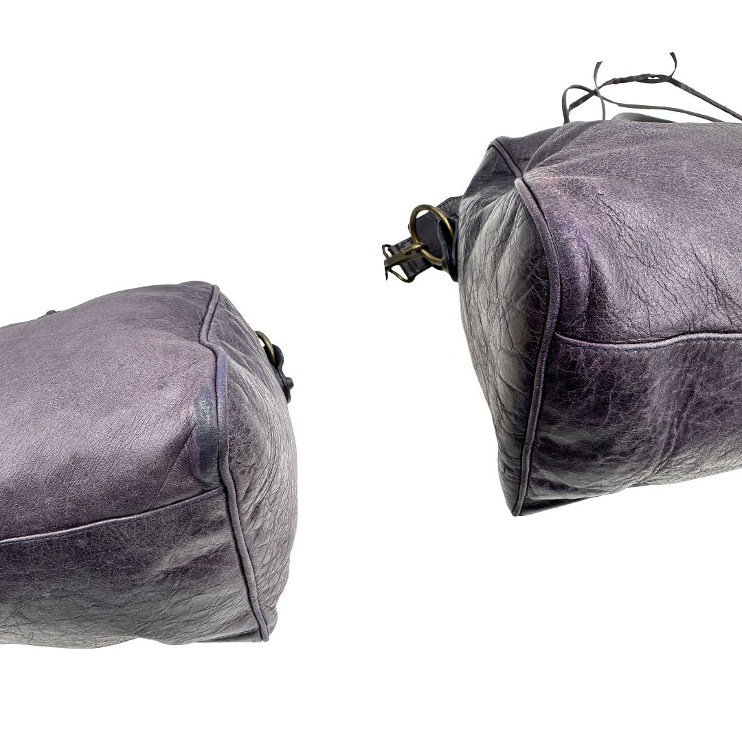 Angoli di una Borsa Balenciaga in pelle viola scuro effetto invecchiato con parti metalliche ottone anticato, munita di doppi manici con dettaglio intreccio, e una tracolla amovibile e regolabile con spallaccio. Completa di dustbag. Originale, usata, di lusso, in ottime condizioni.