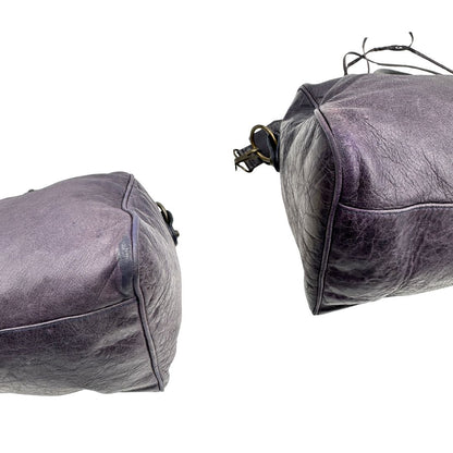 Angoli di una Borsa Balenciaga in pelle viola scuro effetto invecchiato con parti metalliche ottone anticato, munita di doppi manici con dettaglio intreccio, e una tracolla amovibile e regolabile con spallaccio. Completa di dustbag. Originale, usata, di lusso, in ottime condizioni.