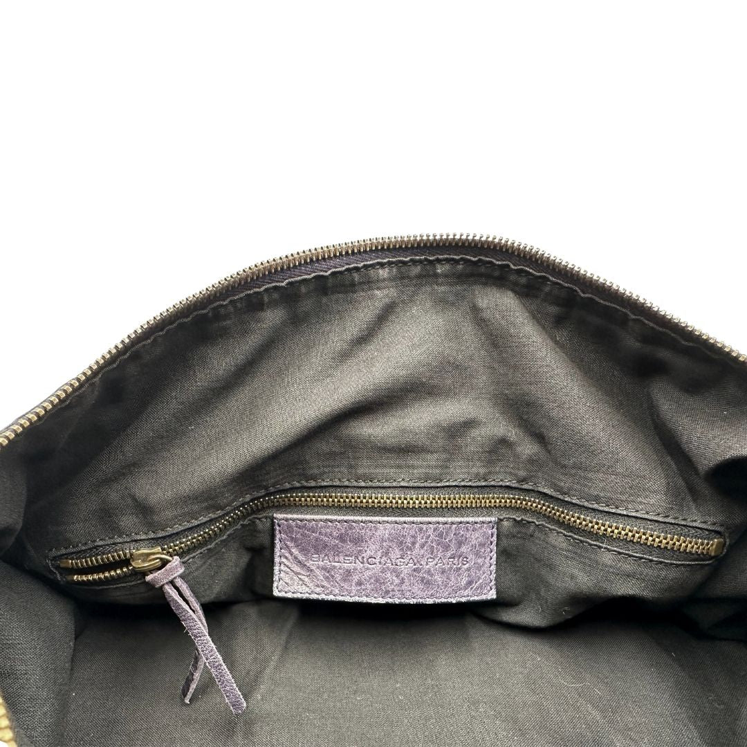 Tasca interna di una Borsa Balenciaga in pelle viola scuro effetto invecchiato con parti metalliche ottone anticato, munita di doppi manici con dettaglio intreccio, e una tracolla amovibile e regolabile con spallaccio. Completa di dustbag. Originale, usata, di lusso, in ottime condizioni.