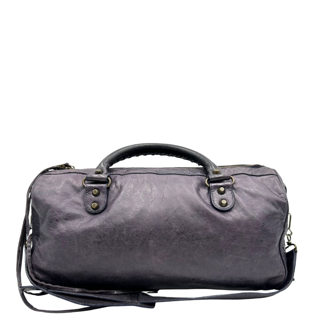 Retro di una Borsa Balenciaga in pelle viola scuro effetto invecchiato con parti metalliche ottone anticato, munita di doppi manici con dettaglio intreccio, e una tracolla amovibile e regolabile con spallaccio. Completa di dustbag. Originale, usata, di lusso, in ottime condizioni.