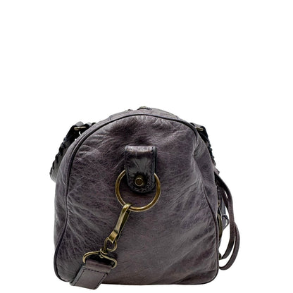 Borsa Balenciaga in pelle viola scuro effetto invecchiato con parti metalliche ottone anticato, munita di doppi manici con dettaglio intreccio, e una tracolla amovibile e regolabile con spallaccio. Completa di dustbag. Originale, usata, di lusso, in ottime condizioni.