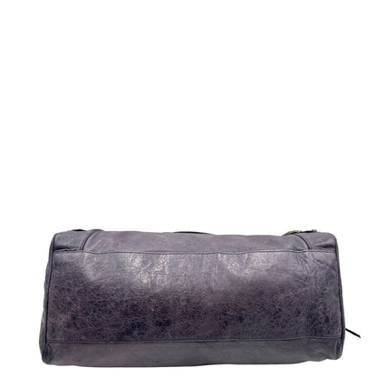 Base di una Borsa Balenciaga in pelle viola scuro effetto invecchiato con parti metalliche ottone anticato, munita di doppi manici con dettaglio intreccio, e una tracolla amovibile e regolabile con spallaccio. Completa di dustbag. Originale, usata, di lusso, in ottime condizioni.