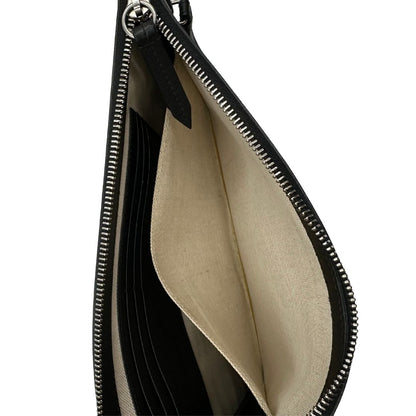 interno  Pochette Gucci in canvas nero con GG grigie antracite e parti metalliche argentate; munita di un polsino e impreziosita da stampa lupo sul front, di lusso,originale, ottime condizioni. 