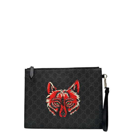 front  Pochette Gucci in canvas nero con GG grigie antracite e parti metalliche argentate; munita di un polsino e impreziosita da stampa lupo sul front, di lusso,originale, ottime condizioni. 