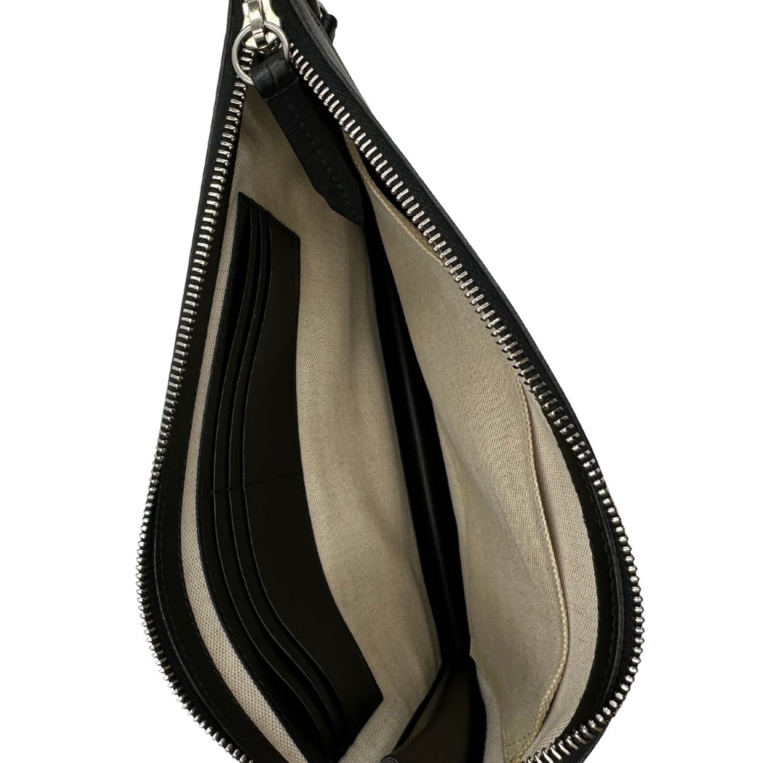 interno  Pochette Gucci in canvas nero con GG grigie antracite e parti metalliche argentate; munita di un polsino e impreziosita da stampa lupo sul front, di lusso,originale, ottime condizioni. 