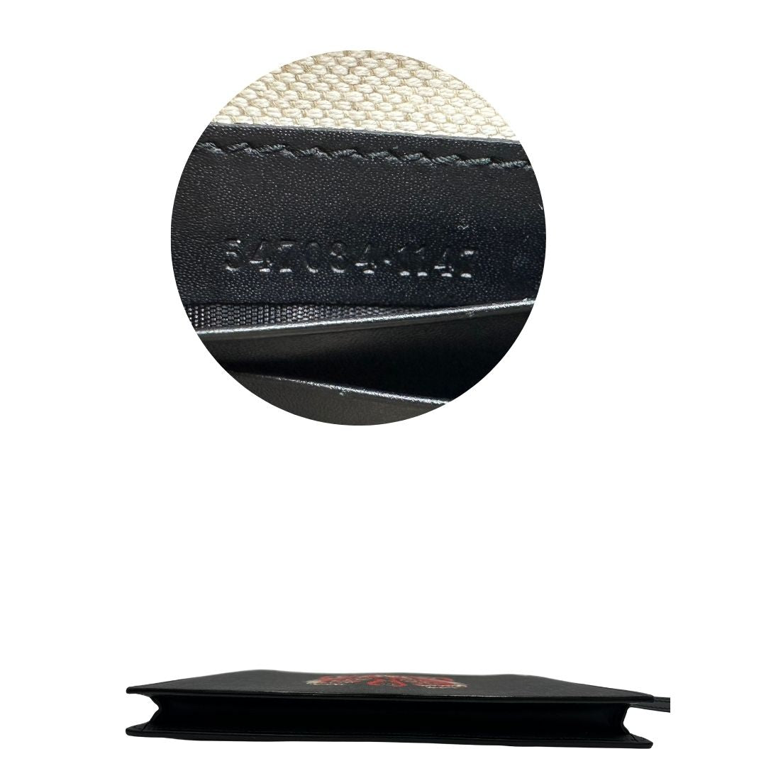 codice  Pochette Gucci in canvas nero con GG grigie antracite e parti metalliche argentate; munita di un polsino e impreziosita da stampa lupo sul front, di lusso,originale, ottime condizioni. 