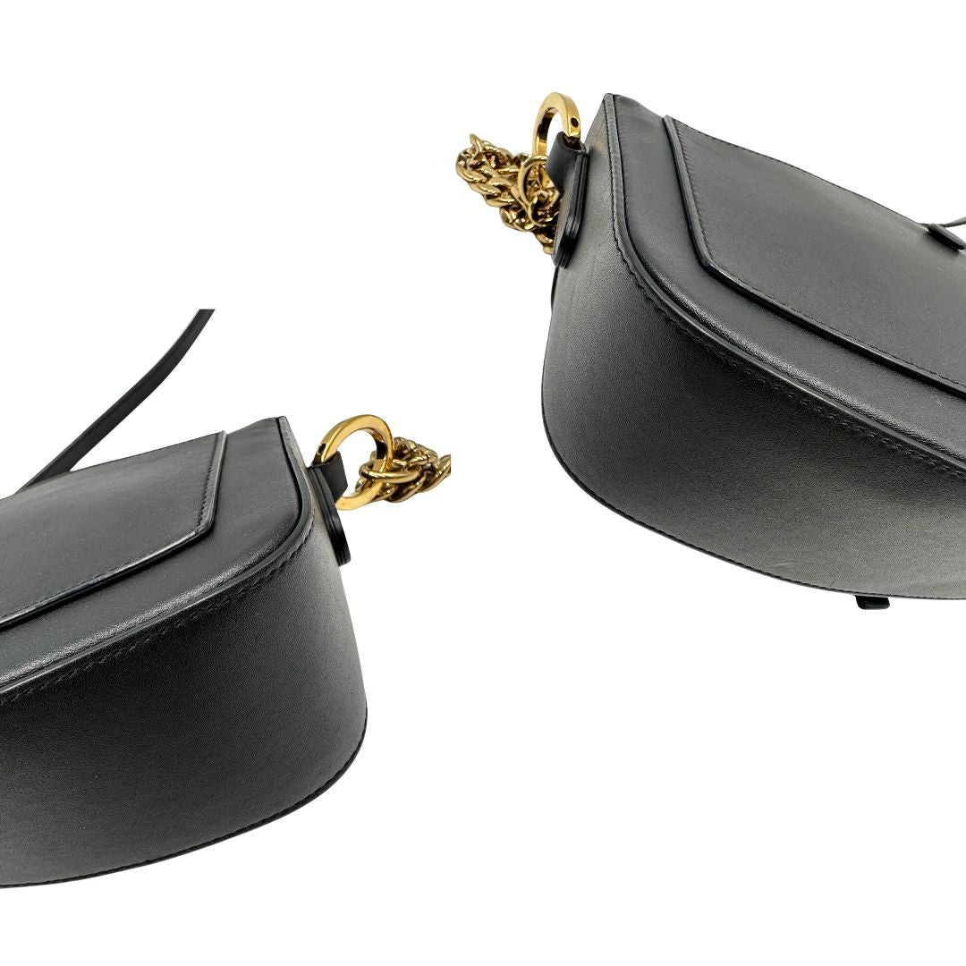 Angoli di una Borsa Tod's in pelle nera con parti metalliche dorate; munita di una tracolla in catena e in pelle non amovibile e regolabile. Completa di dustbag. Originale, usata, di lusso, in ottime condizioni.