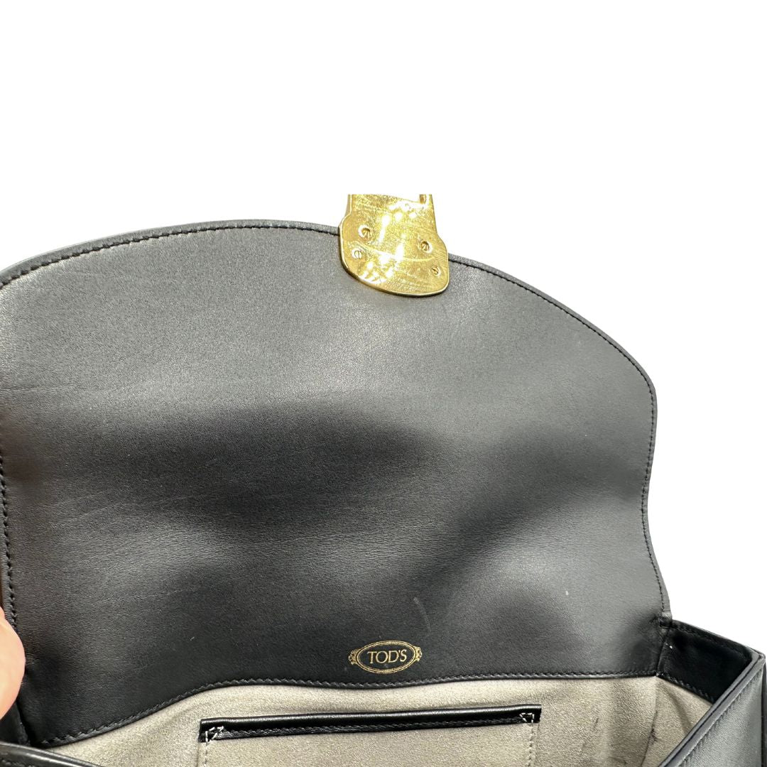 Interno di una Borsa Tod's in pelle nera con parti metalliche dorate; munita di una tracolla in catena e in pelle non amovibile e regolabile. Completa di dustbag. Originale, usata, di lusso, in ottime condizioni.