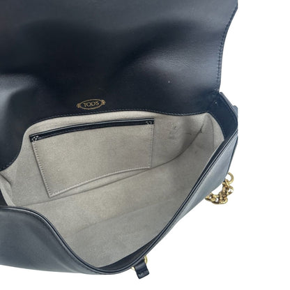 Interno di una Borsa Tod's in pelle nera con parti metalliche dorate; munita di una tracolla in catena e in pelle non amovibile e regolabile. Completa di dustbag. Originale, usata, di lusso, in ottime condizioni.
