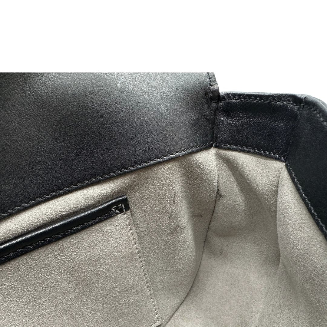 Interno di una Borsa Tod's in pelle nera con parti metalliche dorate; munita di una tracolla in catena e in pelle non amovibile e regolabile. Completa di dustbag. Originale, usata, di lusso, in ottime condizioni.