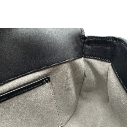 Interno di una Borsa Tod's in pelle nera con parti metalliche dorate; munita di una tracolla in catena e in pelle non amovibile e regolabile. Completa di dustbag. Originale, usata, di lusso, in ottime condizioni.