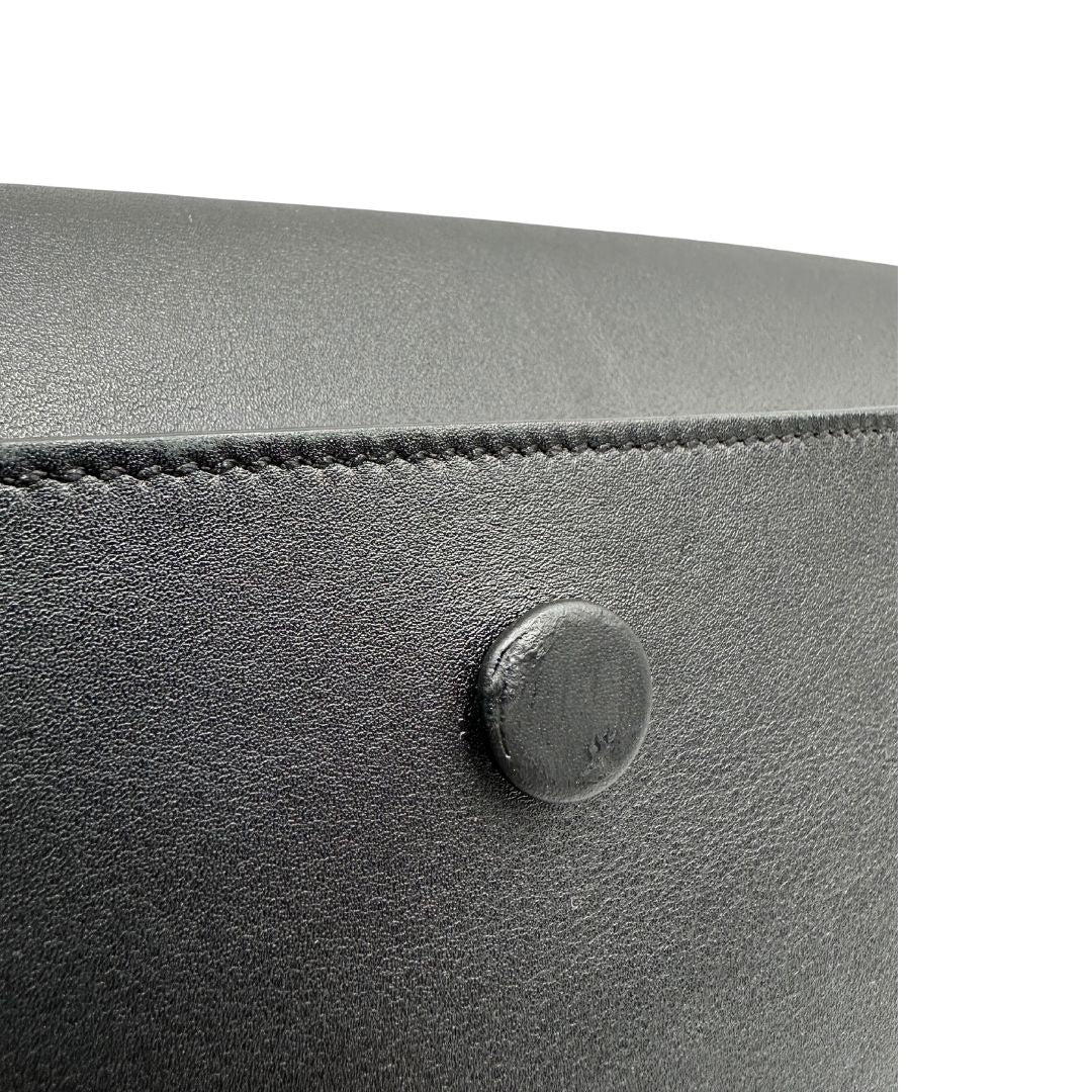 Borsa Tod's in pelle nera con parti metalliche dorate; munita di una tracolla in catena e in pelle non amovibile e regolabile. Completa di dustbag. Originale, usata, di lusso, in ottime condizioni.