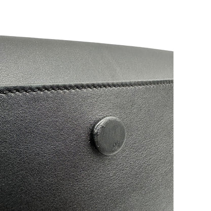 Borsa Tod's in pelle nera con parti metalliche dorate; munita di una tracolla in catena e in pelle non amovibile e regolabile. Completa di dustbag. Originale, usata, di lusso, in ottime condizioni.