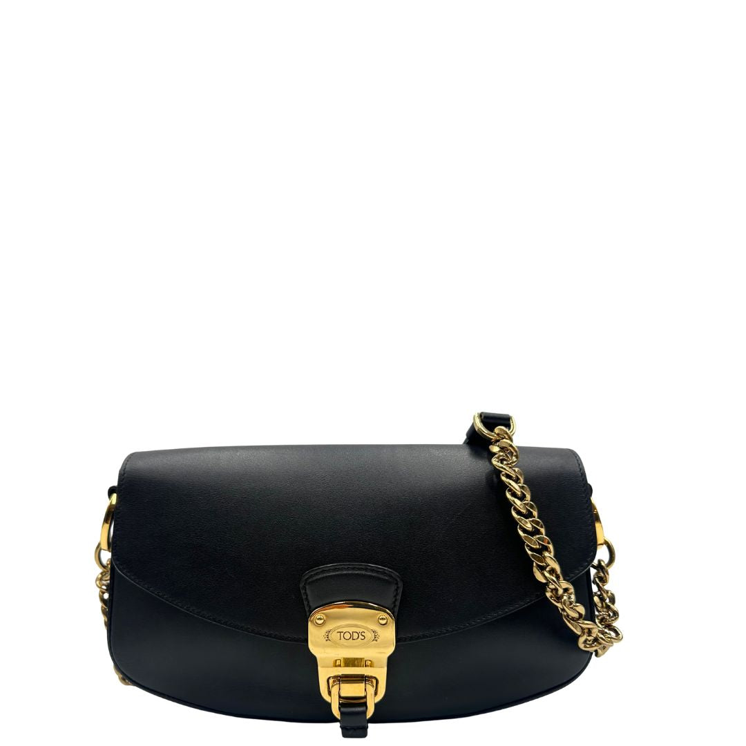 Front di una Borsa Tod's in pelle nera con parti metalliche dorate; munita di una tracolla in catena e in pelle non amovibile e regolabile. Completa di dustbag. Originale, usata, di lusso, in ottime condizioni.