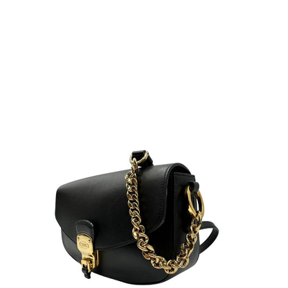 Lato sinistro Borsa Tod's in pelle nera con parti metalliche dorate; munita di una tracolla in catena e in pelle non amovibile e regolabile. Completa di dustbag. Originale, usata, di lusso, in ottime condizioni.