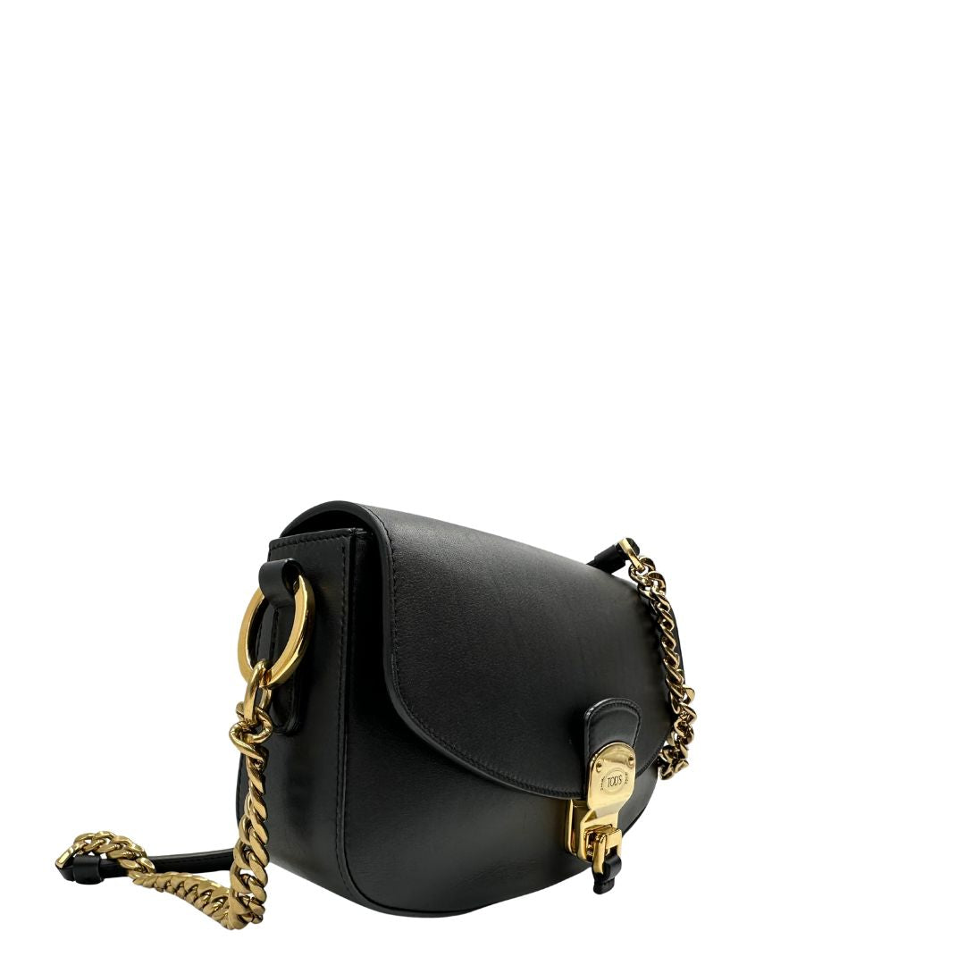 Lato destro di una Borsa Tod's in pelle nera con parti metalliche dorate; munita di una tracolla in catena e in pelle non amovibile e regolabile. Completa di dustbag. Originale, usata, di lusso, in ottime condizioni.